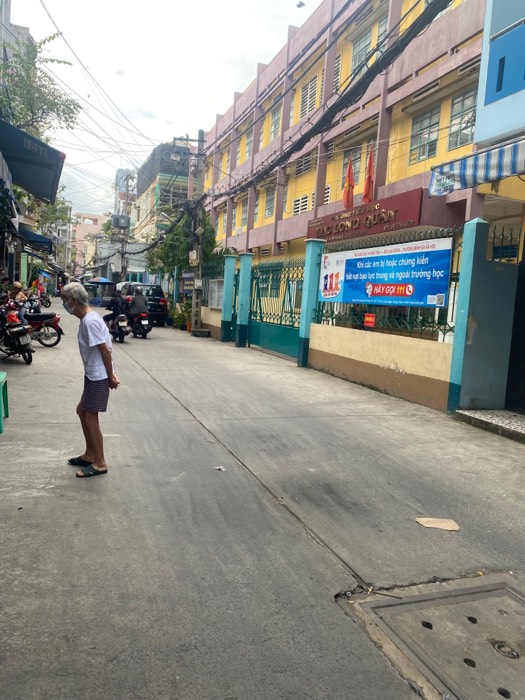 Bán nhà. Lạc long quân gần đường Âu cơ.DT 36.5/36.4, hẻm xe hơi, số tầng 4, giá  9.5 tỷ